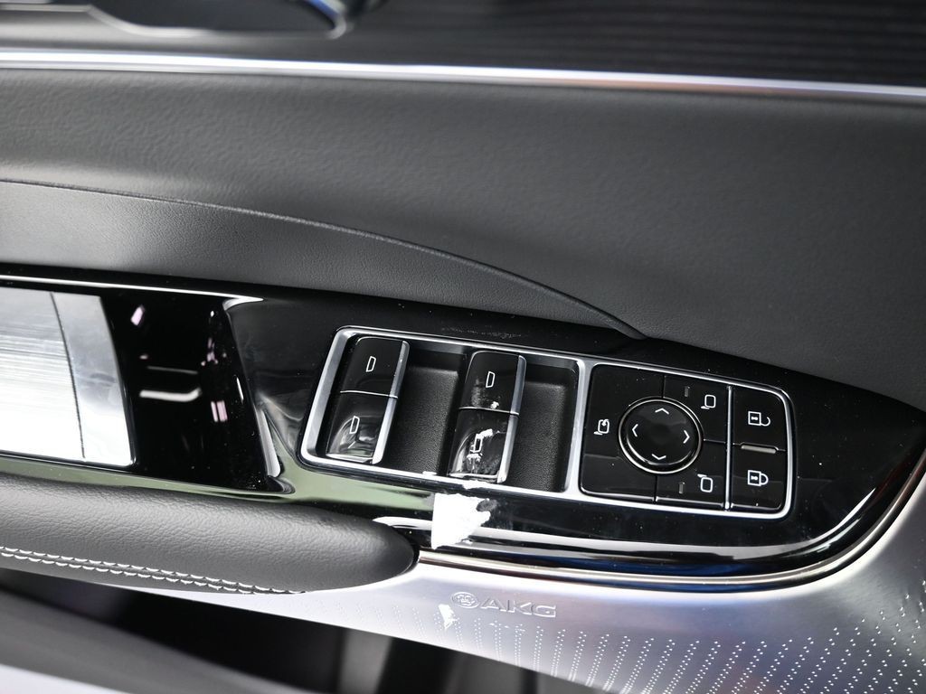 Cadillac LYRIQ Vehicle Full-screen Gallery Image 25