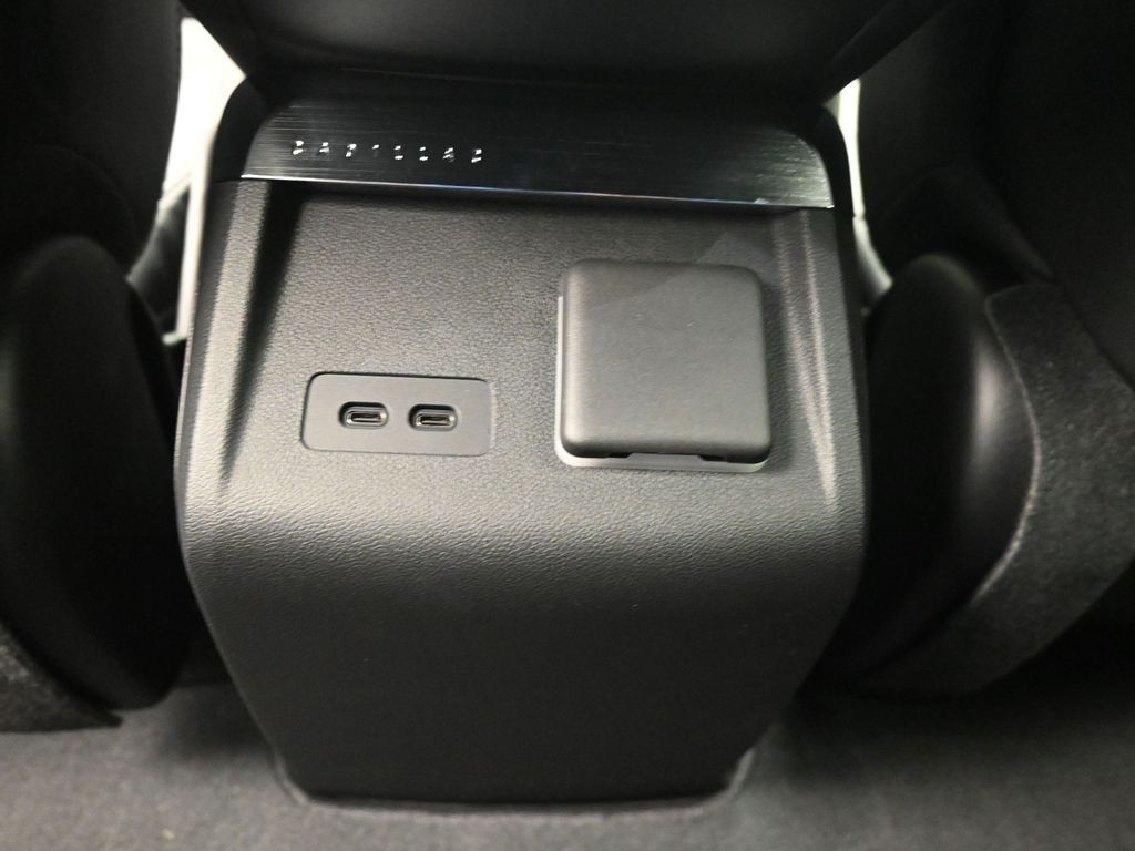 Cadillac LYRIQ Vehicle Full-screen Gallery Image 27