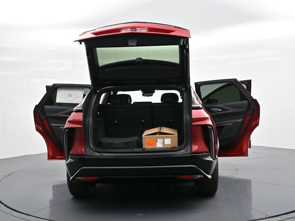 Cadillac LYRIQ Vehicle Full-screen Gallery Image 40