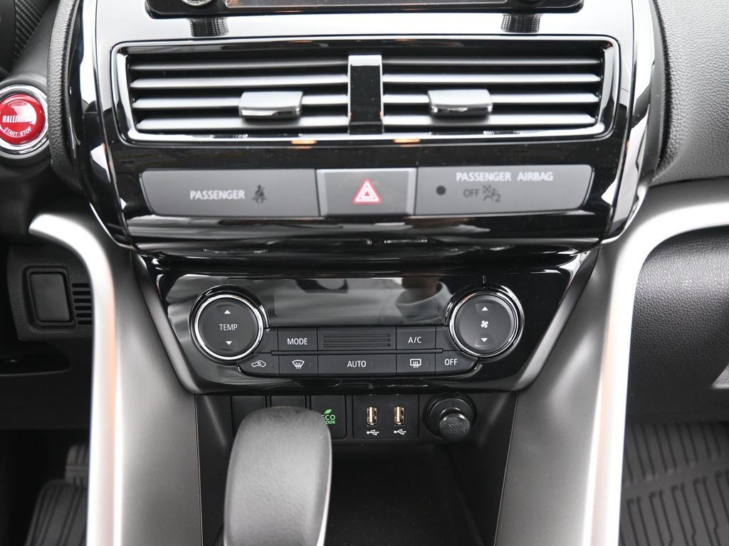 Mitsubishi Eclipse Cross Vehicle Full-screen Gallery Image 11