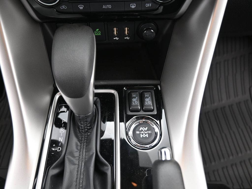 Mitsubishi Eclipse Cross Vehicle Full-screen Gallery Image 12