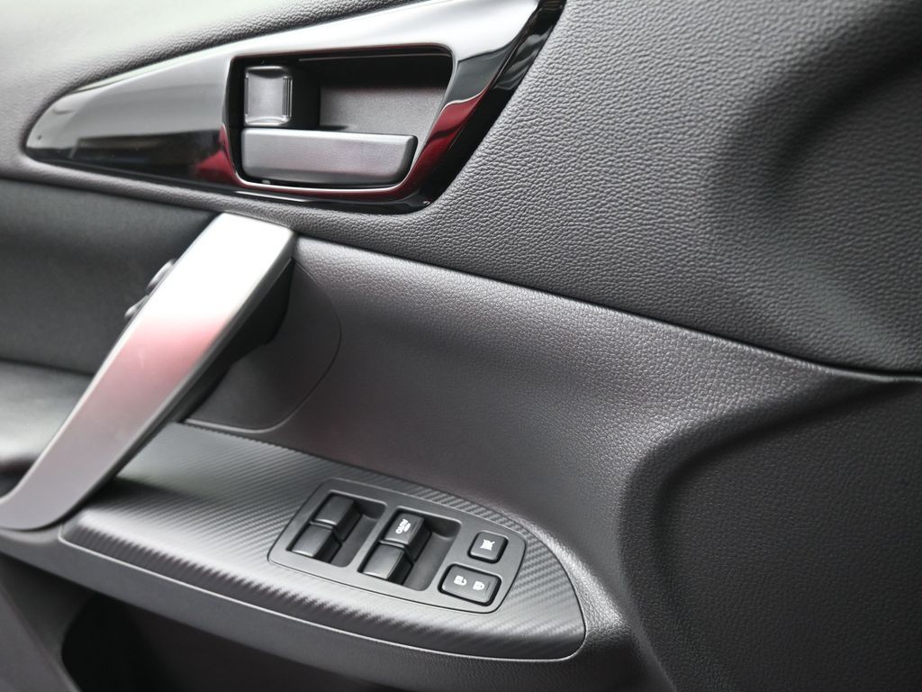 Mitsubishi Eclipse Cross Vehicle Full-screen Gallery Image 15