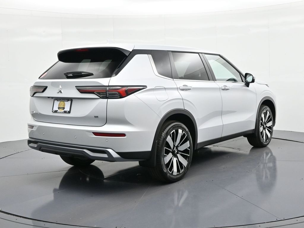 Mitsubishi Outlander Vehicle Full-screen Gallery Image 5