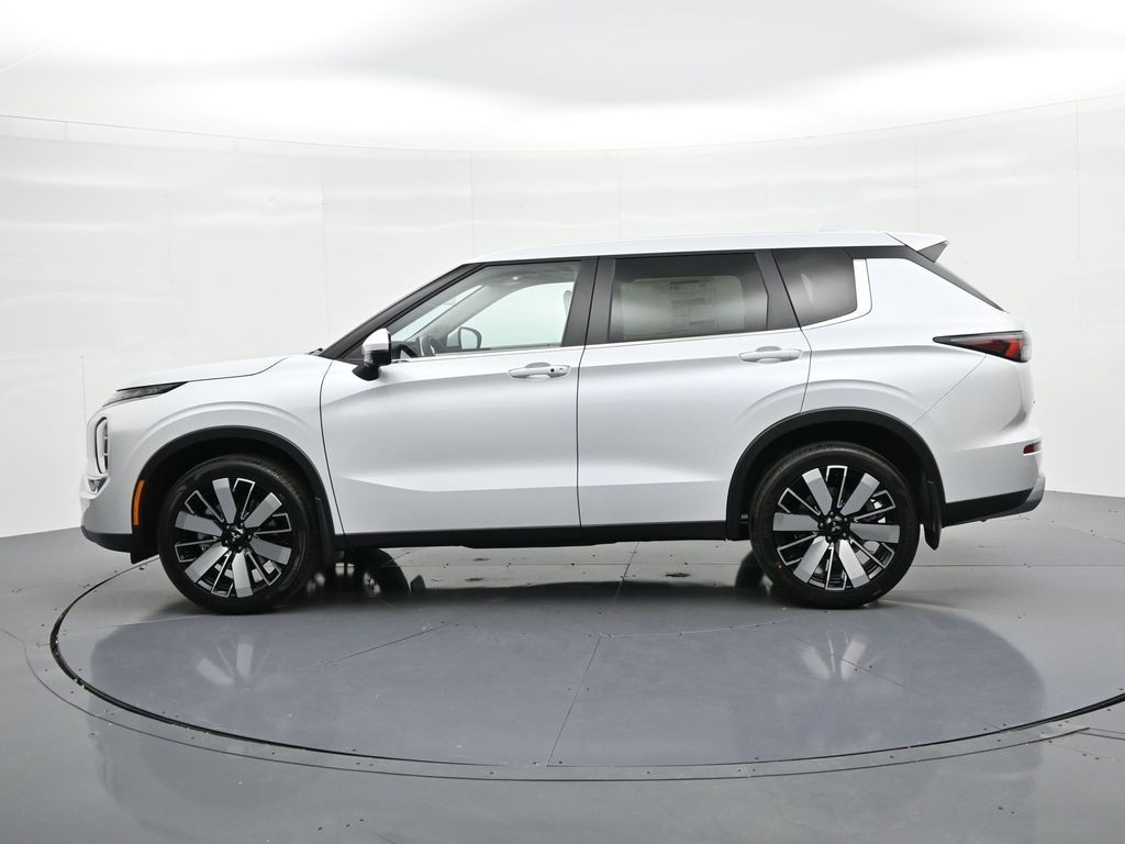 Mitsubishi Outlander Vehicle Full-screen Gallery Image 8