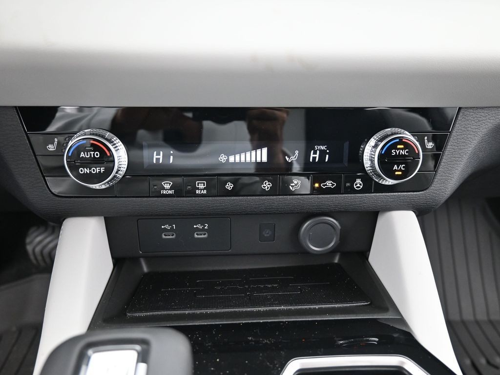 Mitsubishi Outlander Vehicle Full-screen Gallery Image 10