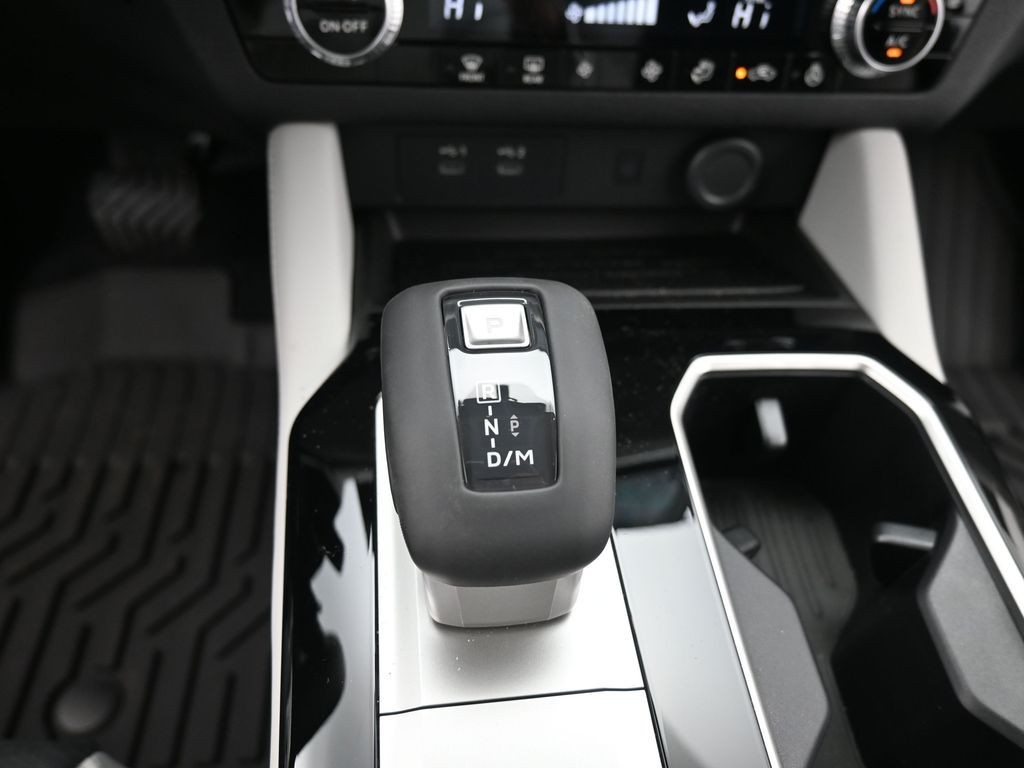 Mitsubishi Outlander Vehicle Full-screen Gallery Image 12