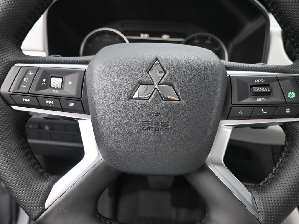 Mitsubishi Outlander Vehicle Full-screen Gallery Image 13