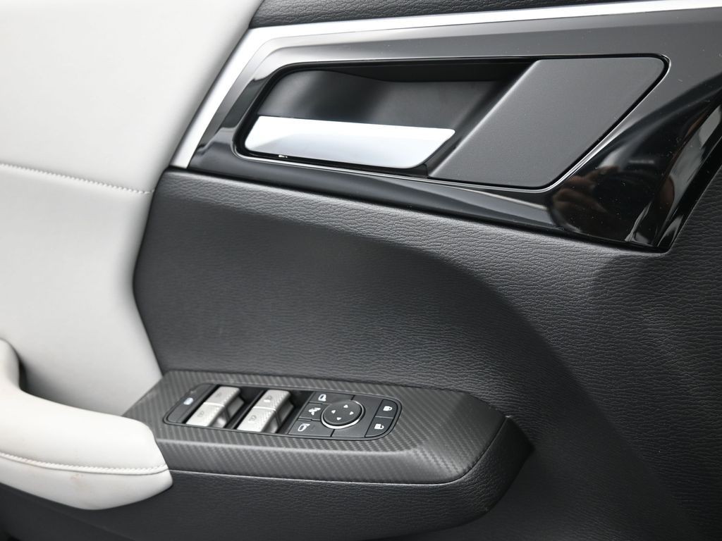 Mitsubishi Outlander Vehicle Full-screen Gallery Image 15
