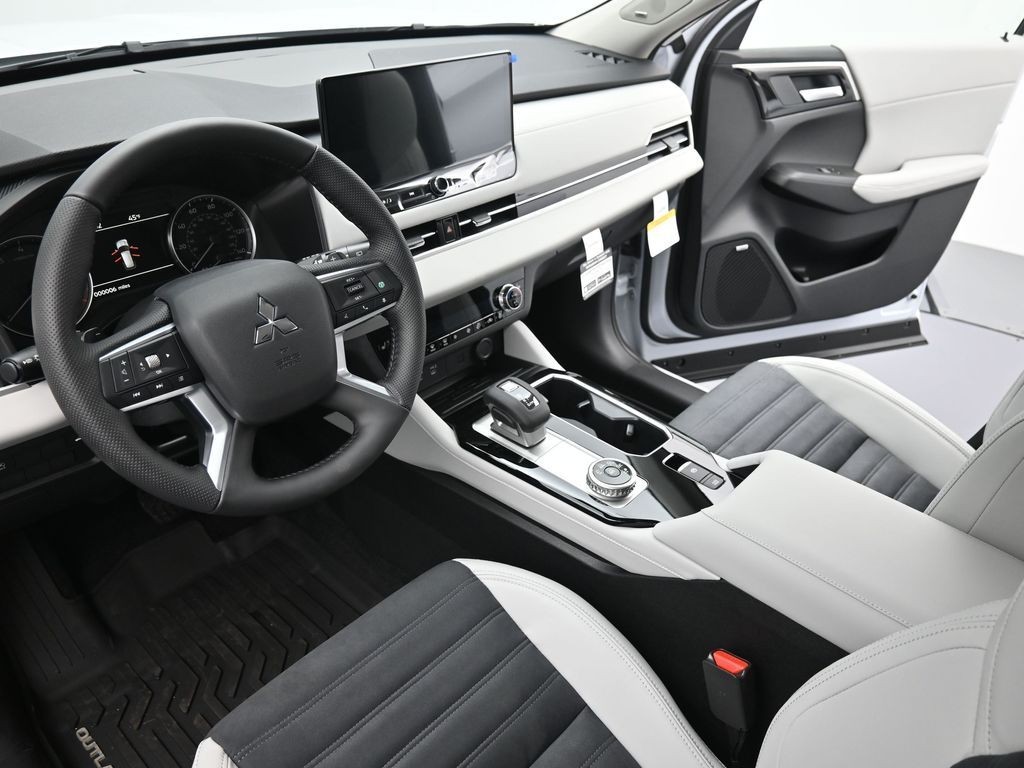 Mitsubishi Outlander Vehicle Full-screen Gallery Image 16