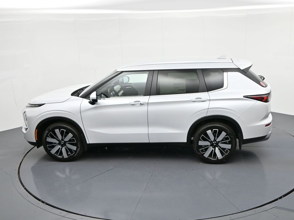 Mitsubishi Outlander Vehicle Full-screen Gallery Image 20
