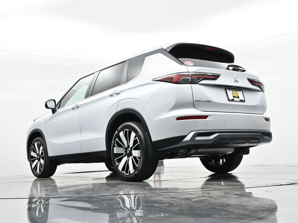 Mitsubishi Outlander Vehicle Full-screen Gallery Image 21