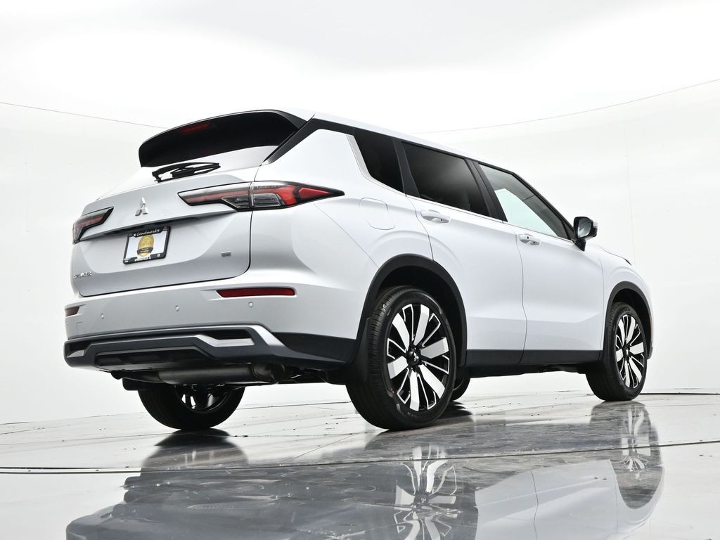 Mitsubishi Outlander Vehicle Full-screen Gallery Image 23