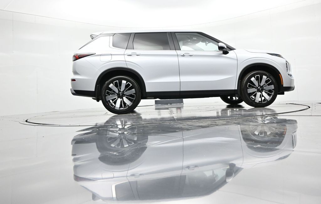 Mitsubishi Outlander Vehicle Full-screen Gallery Image 24