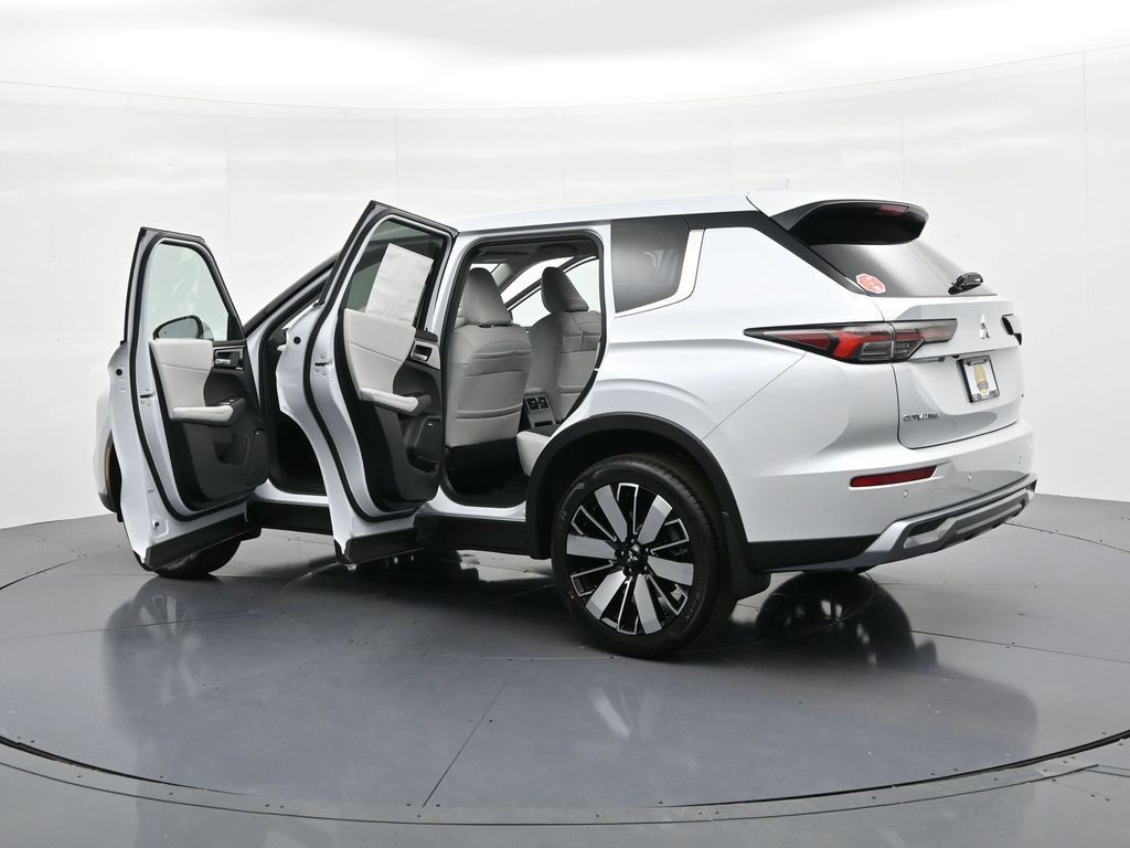 Mitsubishi Outlander Vehicle Full-screen Gallery Image 26