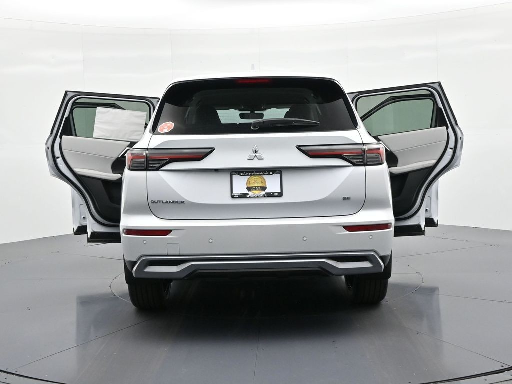 Mitsubishi Outlander Vehicle Full-screen Gallery Image 28