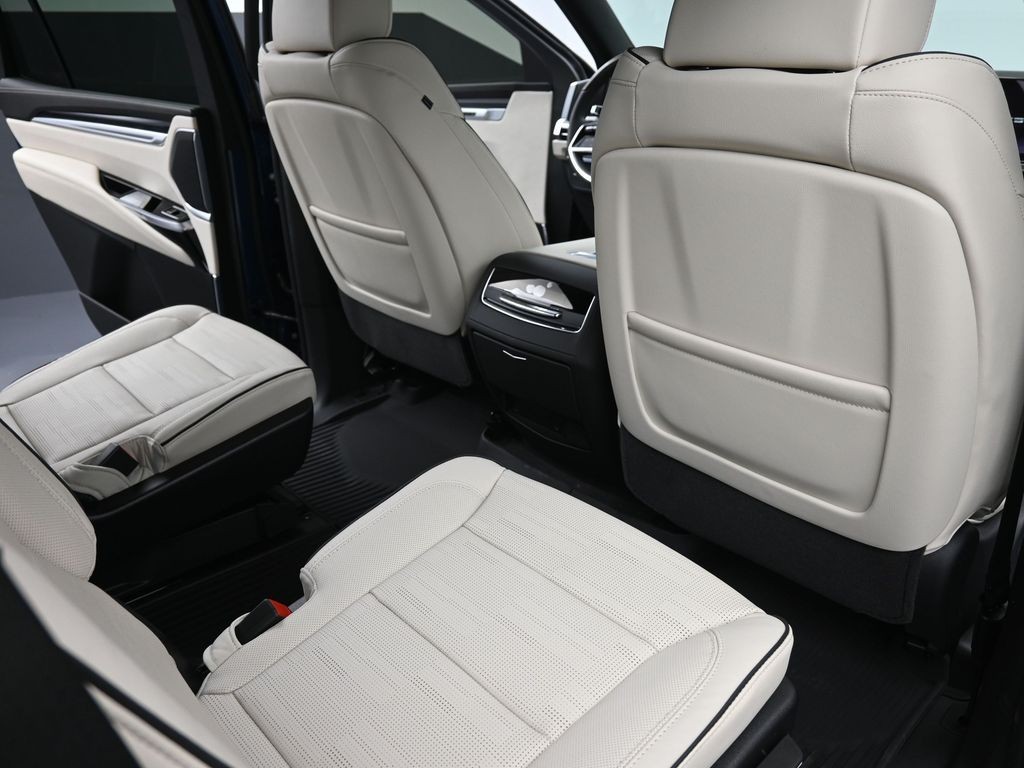 Cadillac Escalade Vehicle Full-screen Gallery Image 9