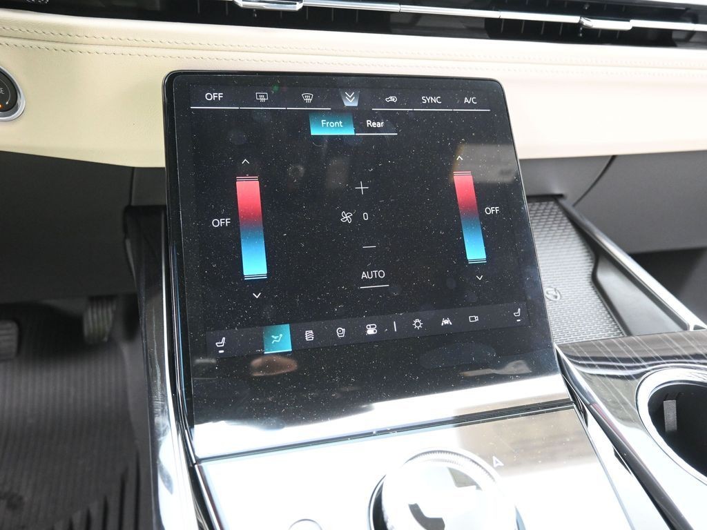 Cadillac Escalade Vehicle Full-screen Gallery Image 11