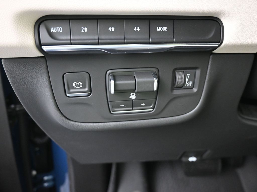 Cadillac Escalade Vehicle Full-screen Gallery Image 14