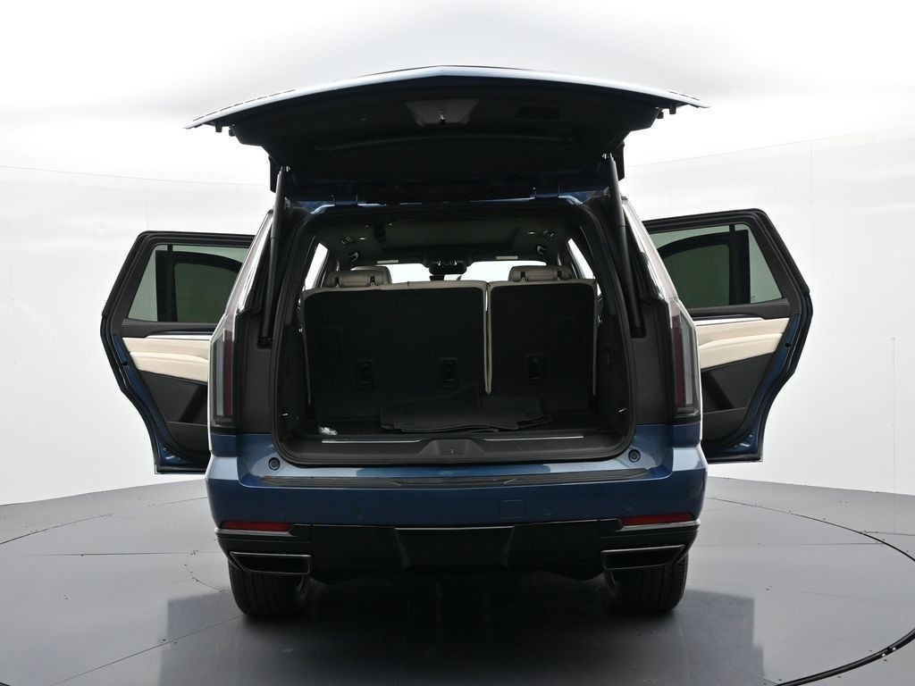 Cadillac Escalade Vehicle Full-screen Gallery Image 28