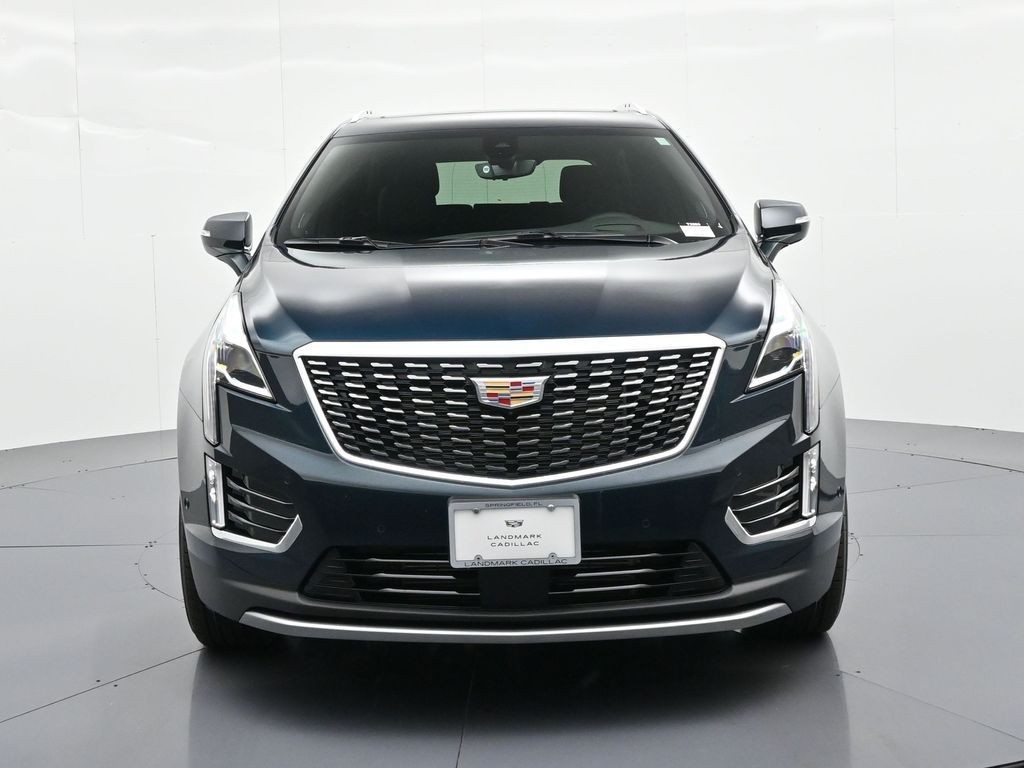 Cadillac XT5 Vehicle Full-screen Gallery Image 2
