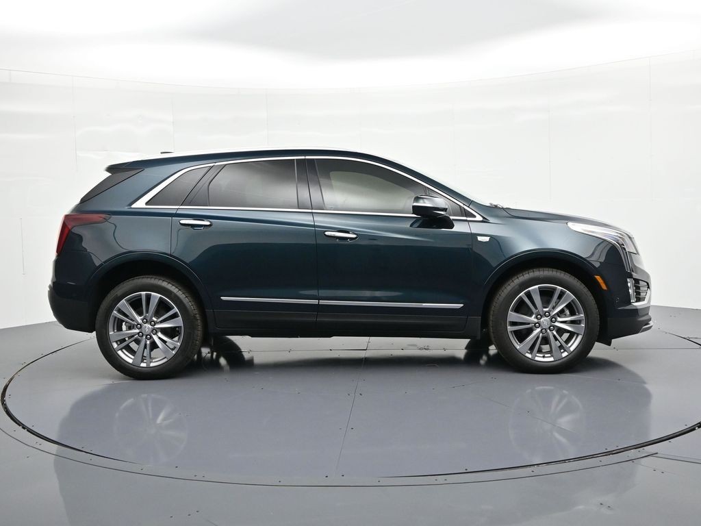 Cadillac XT5 Vehicle Full-screen Gallery Image 4