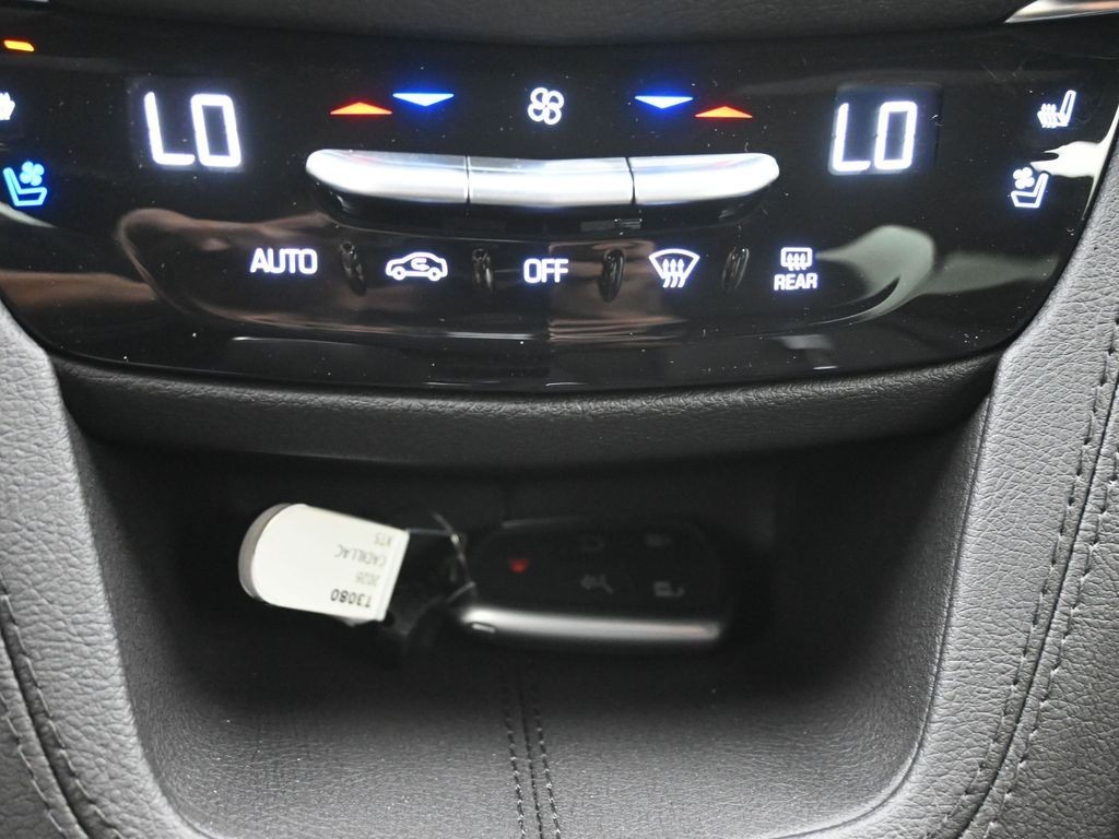 Cadillac XT5 Vehicle Full-screen Gallery Image 11