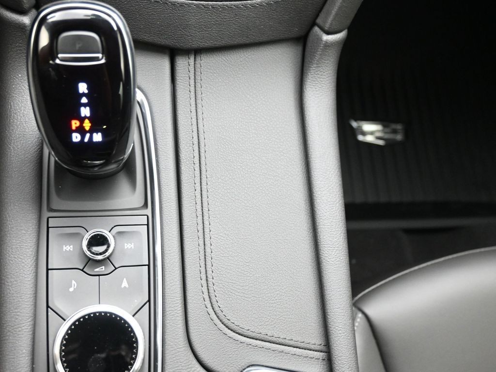 Cadillac XT5 Vehicle Full-screen Gallery Image 12