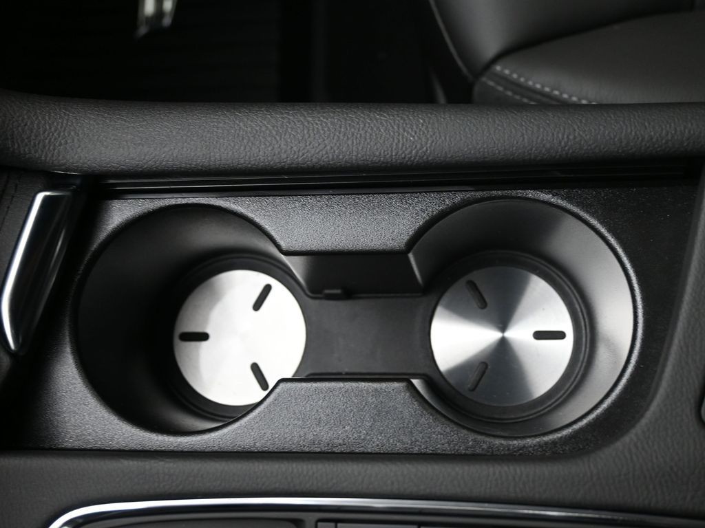 Cadillac XT5 Vehicle Full-screen Gallery Image 15