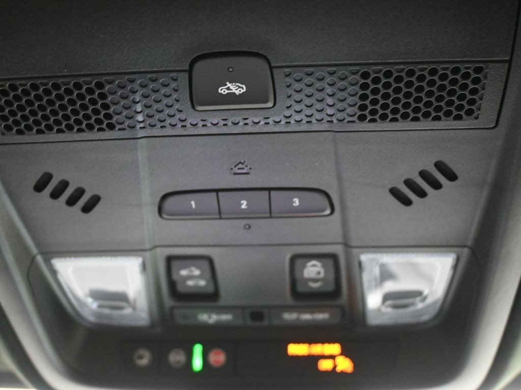 Cadillac XT5 Vehicle Full-screen Gallery Image 16