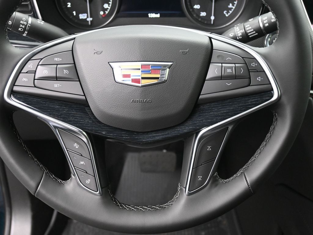 Cadillac XT5 Vehicle Full-screen Gallery Image 18