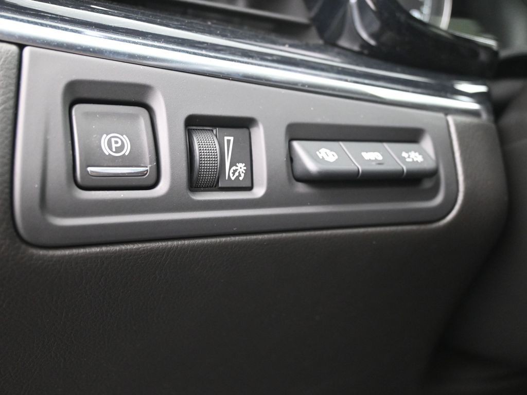 Cadillac XT5 Vehicle Full-screen Gallery Image 19