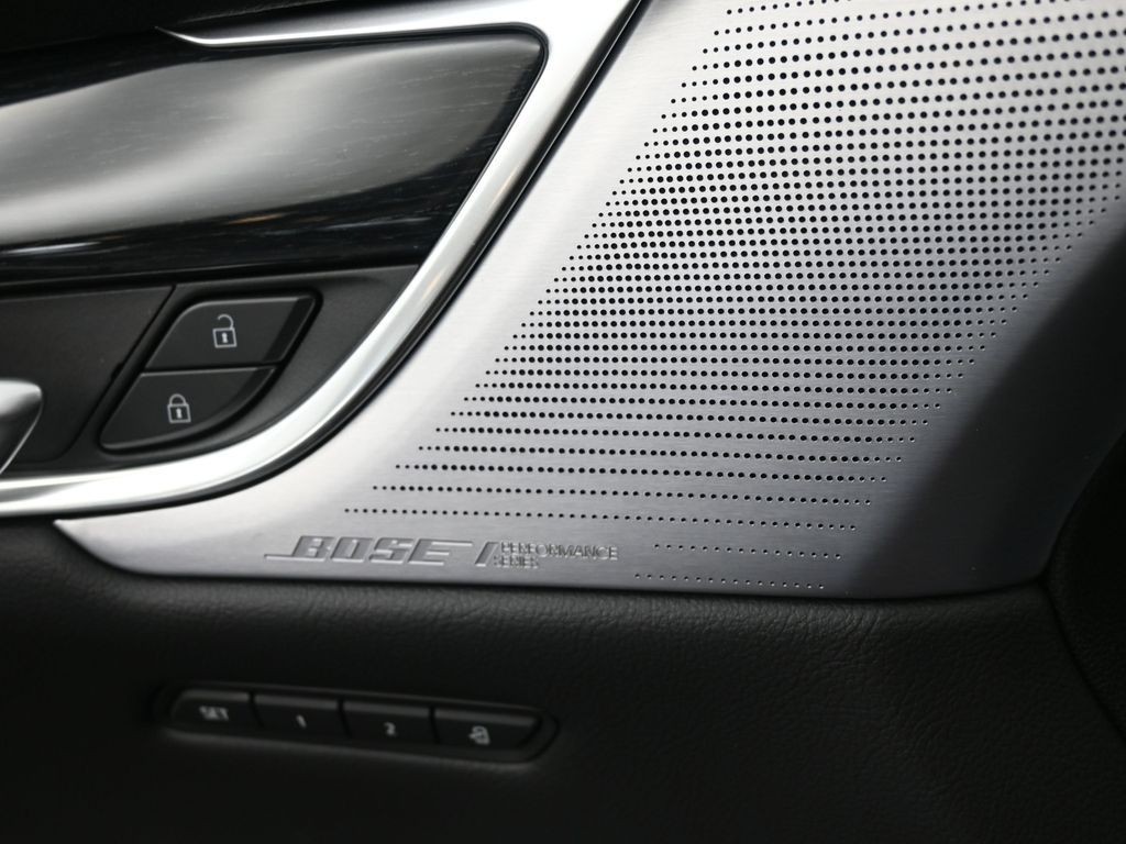 Cadillac XT5 Vehicle Full-screen Gallery Image 22