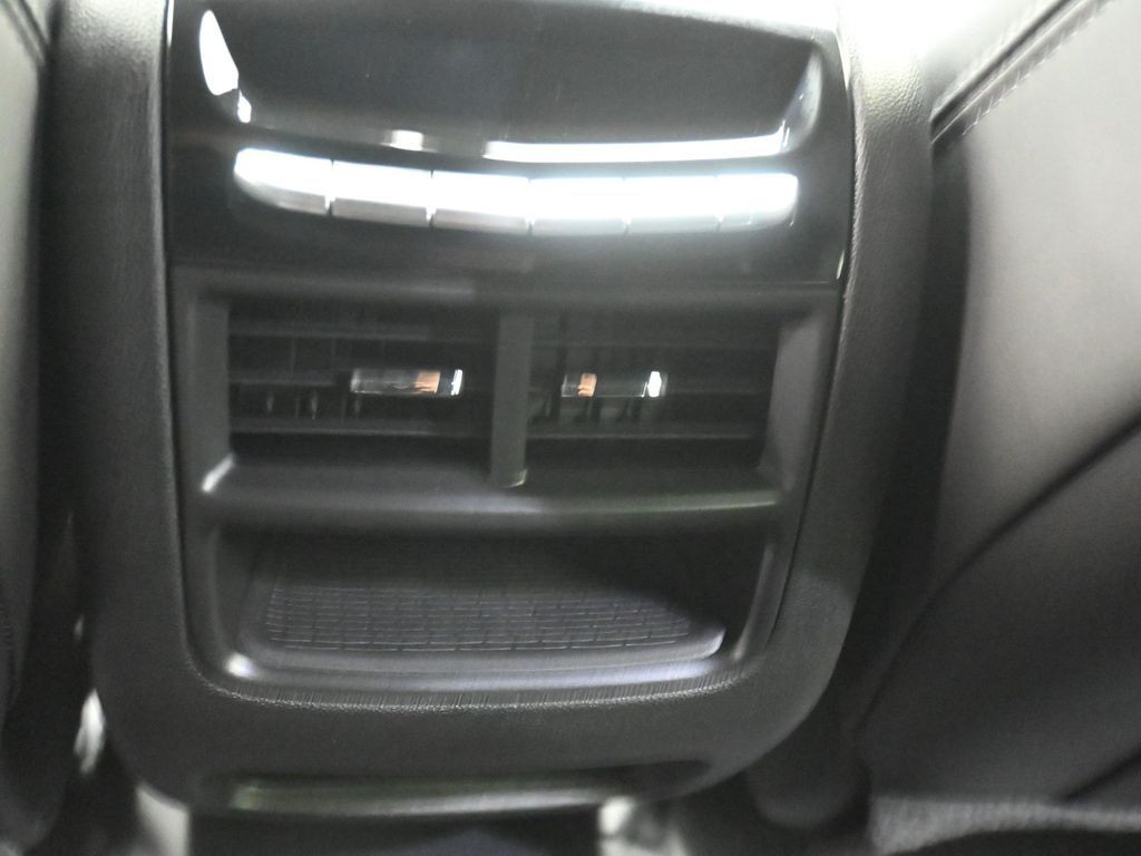 Cadillac XT5 Vehicle Full-screen Gallery Image 25