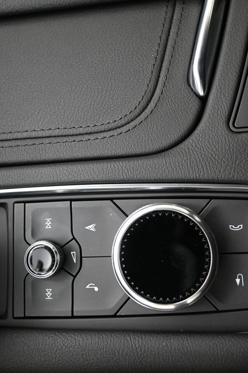 Cadillac XT5 Vehicle Full-screen Gallery Image 13