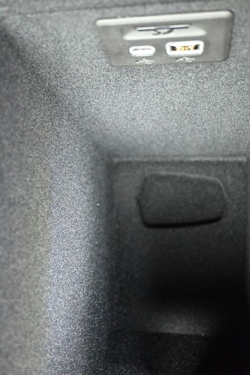 Cadillac XT5 Vehicle Full-screen Gallery Image 24