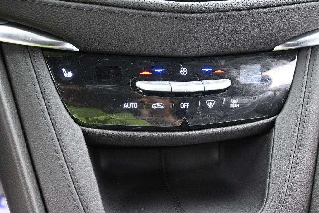 Cadillac XT5 Vehicle Full-screen Gallery Image 10