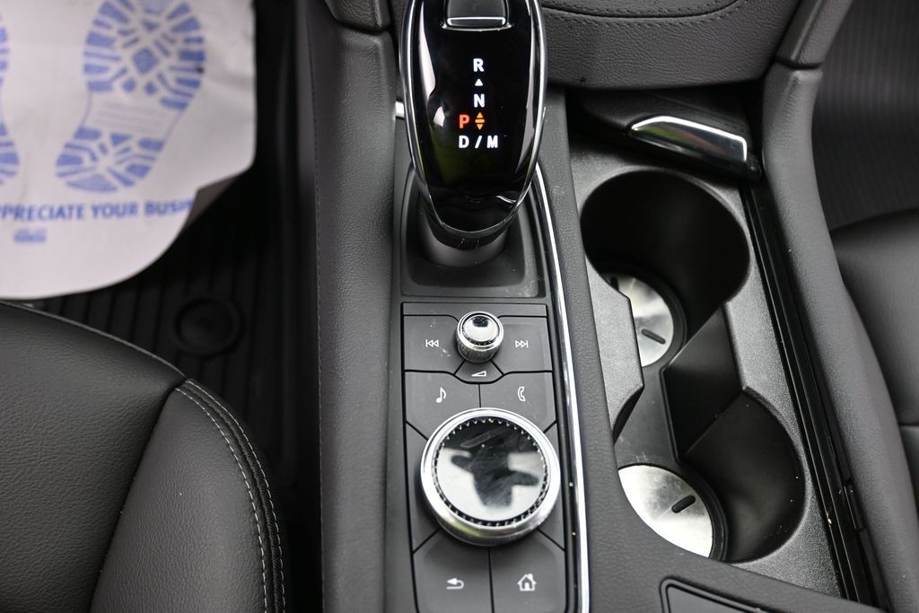 Cadillac XT5 Vehicle Full-screen Gallery Image 12