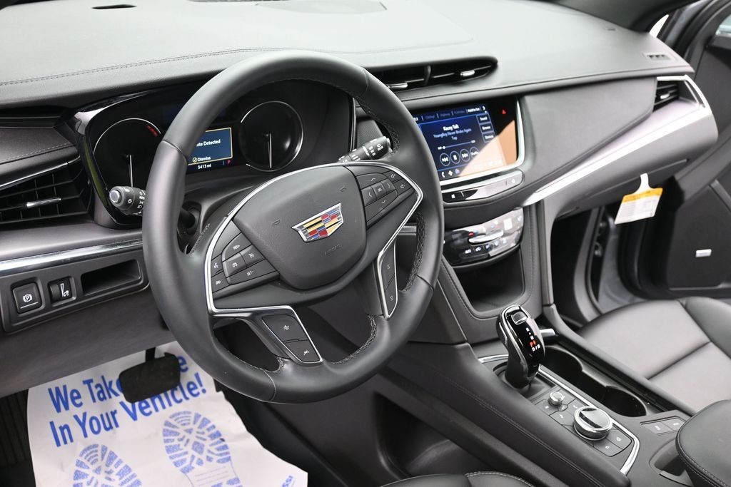 Cadillac XT5 Vehicle Full-screen Gallery Image 14
