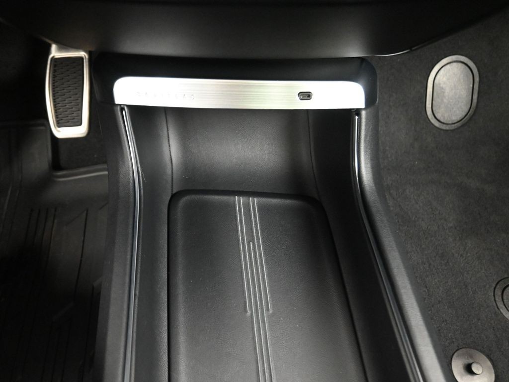 Cadillac LYRIQ Vehicle Full-screen Gallery Image 15