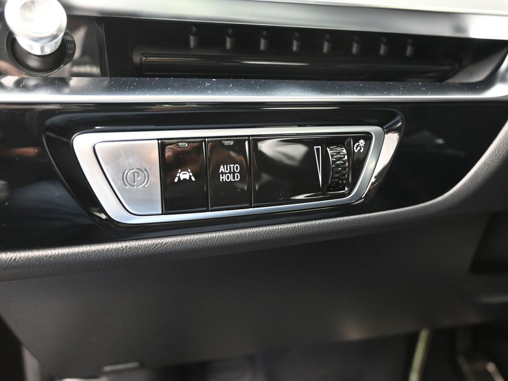 Cadillac LYRIQ Vehicle Full-screen Gallery Image 18