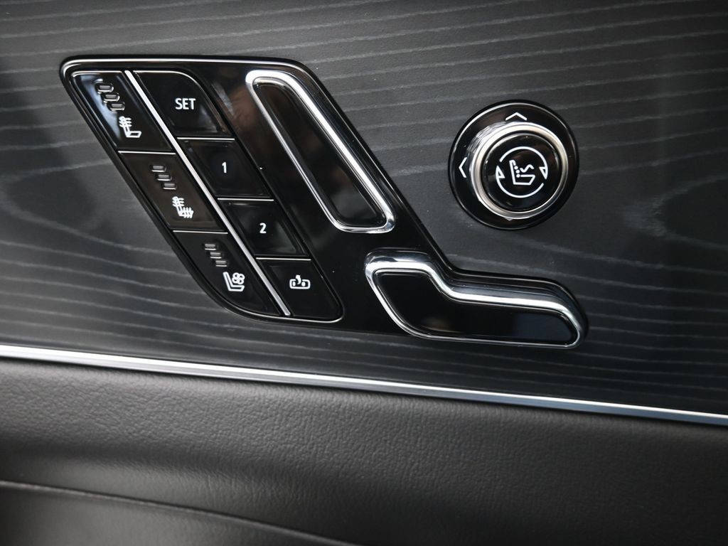 Cadillac LYRIQ Vehicle Full-screen Gallery Image 19