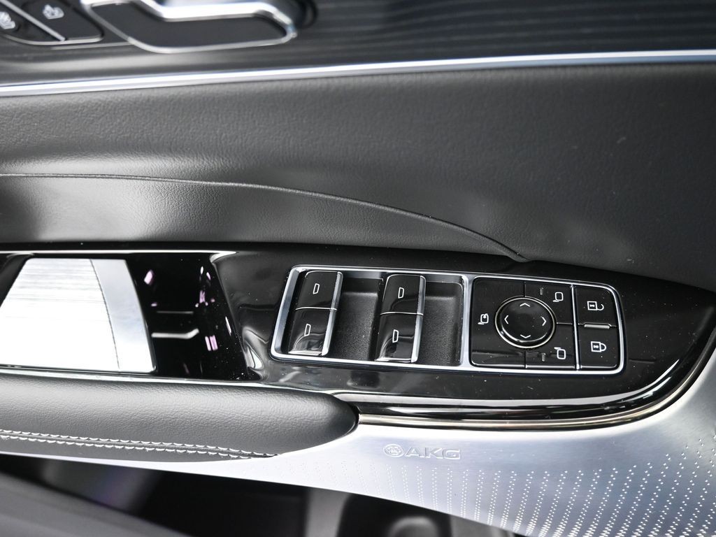 Cadillac LYRIQ Vehicle Full-screen Gallery Image 20