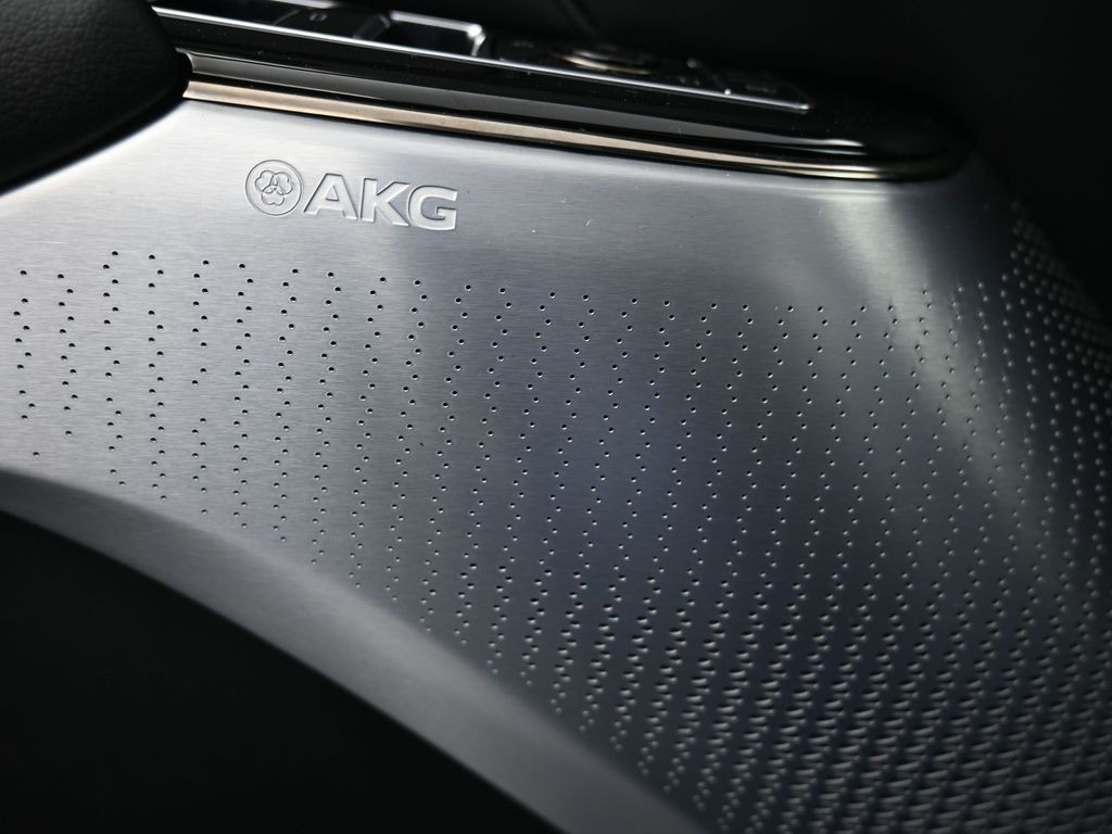 Cadillac LYRIQ Vehicle Full-screen Gallery Image 21