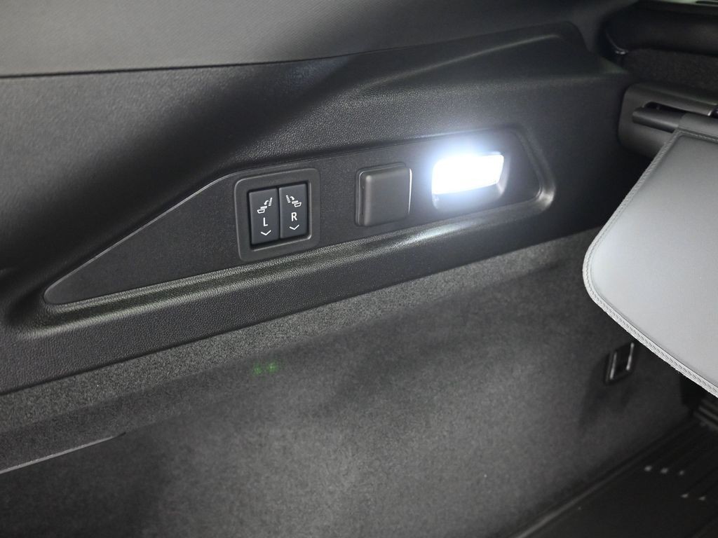 Cadillac LYRIQ Vehicle Full-screen Gallery Image 28