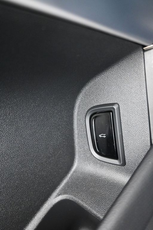 Cadillac LYRIQ Vehicle Full-screen Gallery Image 22