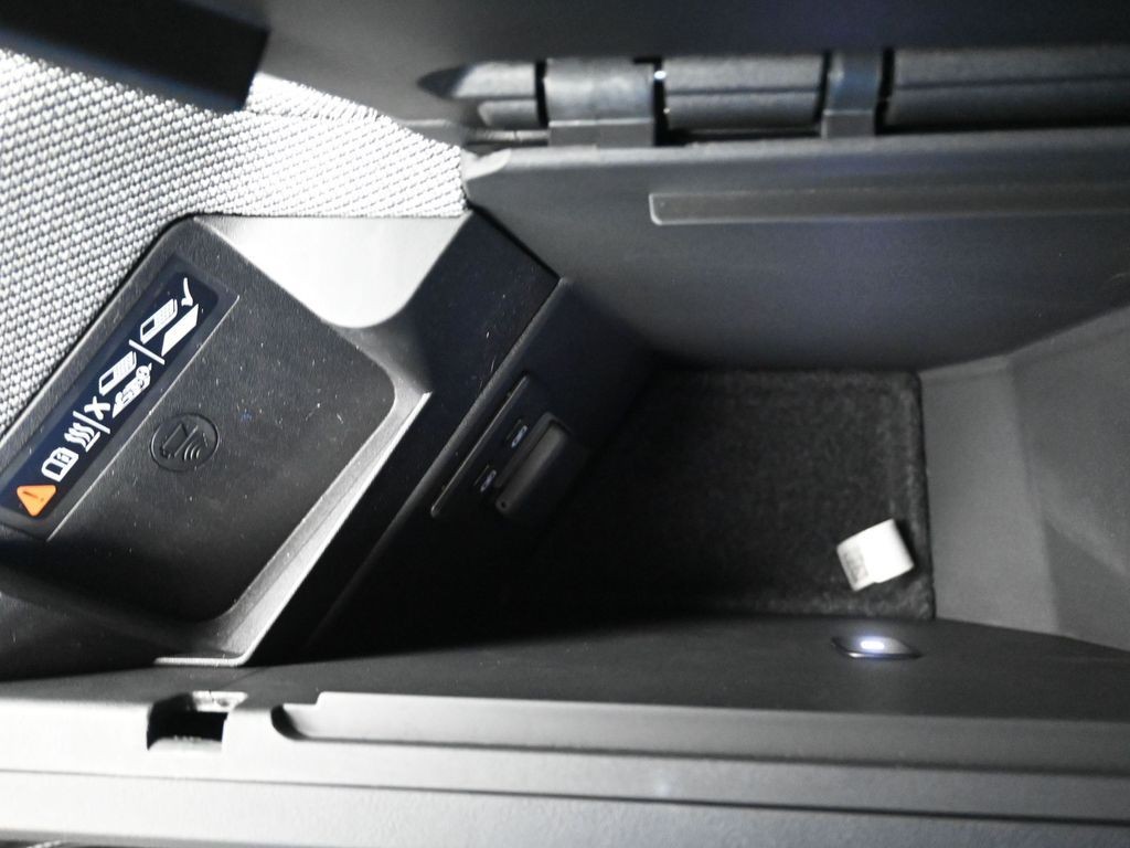 Cadillac OPTIQ Vehicle Full-screen Gallery Image 14