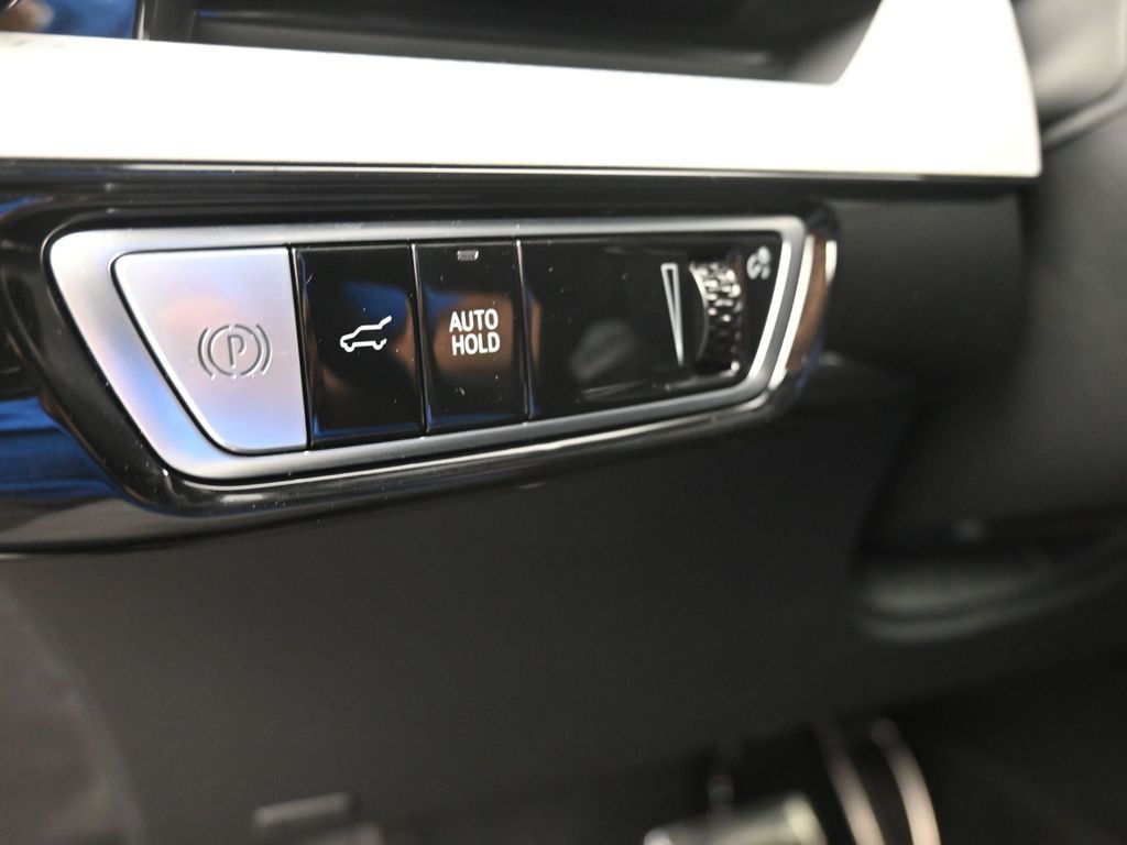 Cadillac OPTIQ Vehicle Full-screen Gallery Image 18