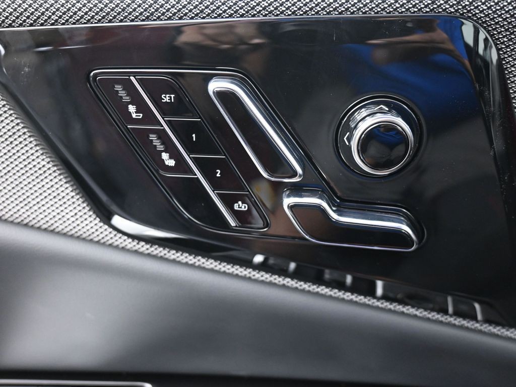 Cadillac OPTIQ Vehicle Full-screen Gallery Image 19