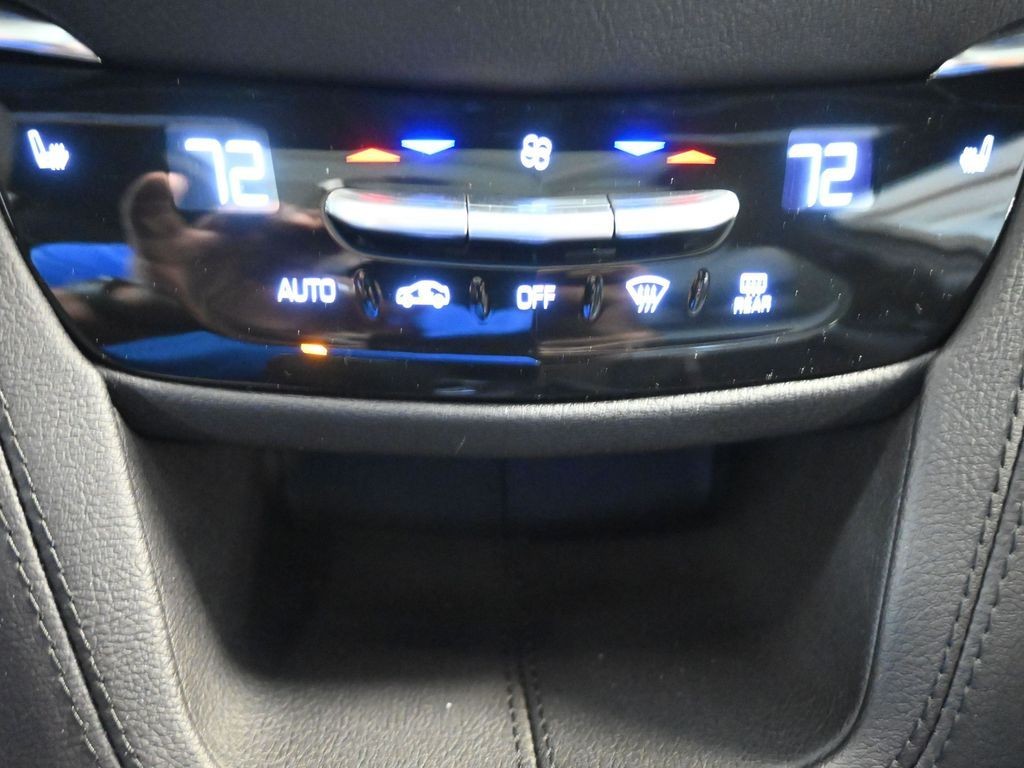 Cadillac XT5 Vehicle Full-screen Gallery Image 11