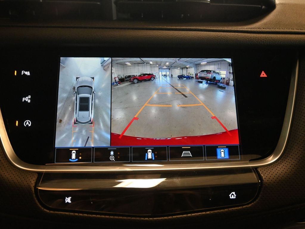 Cadillac XT5 Vehicle Full-screen Gallery Image 12